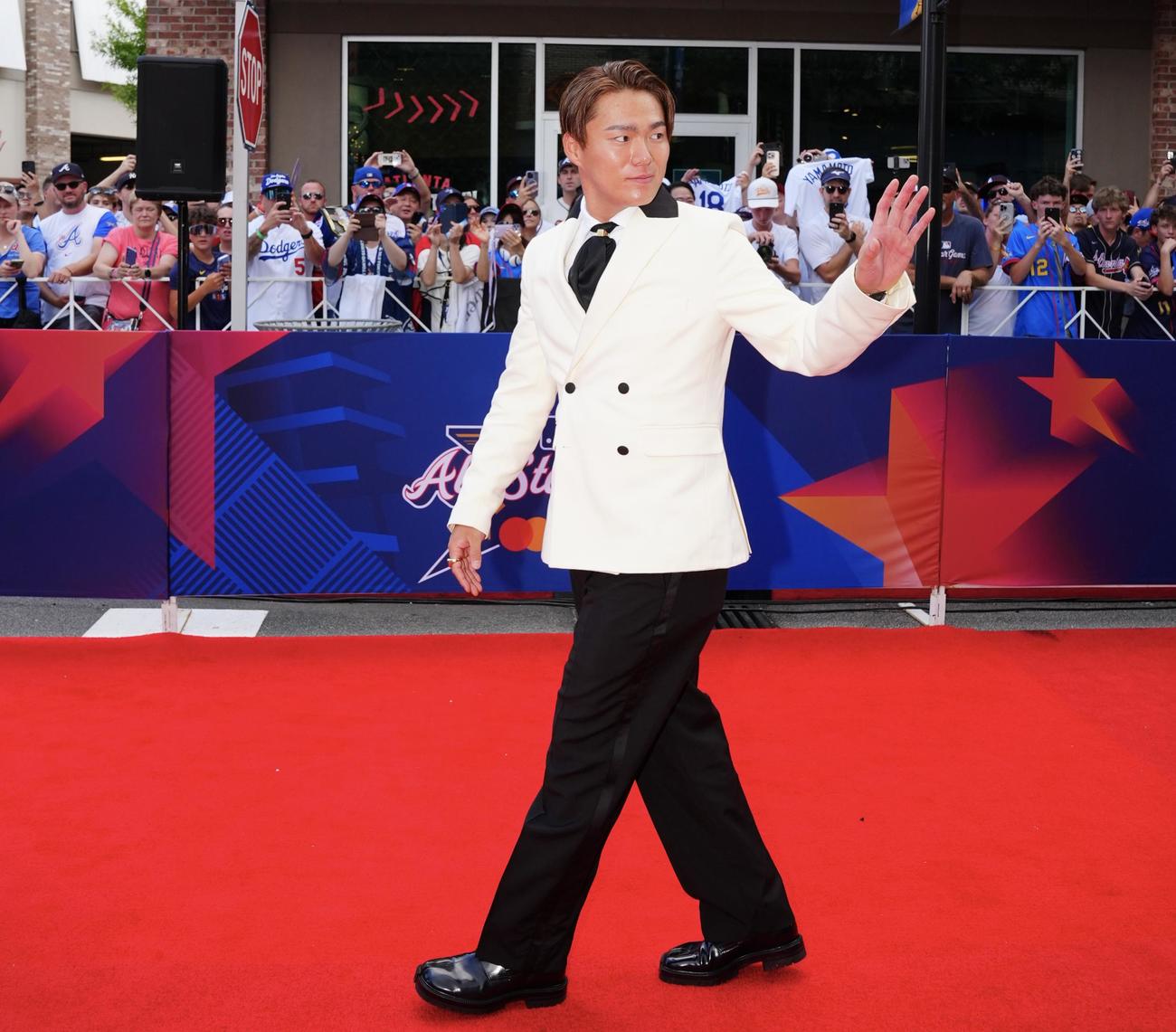 山本由伸は白スーツで鮮やかコーデ ロバーツ監督は夫婦2人で、カー