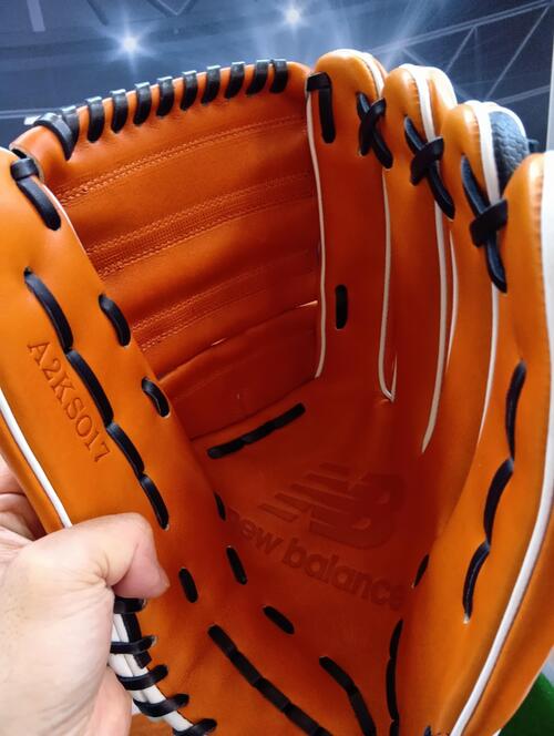 大谷翔平モデルのグラブ、型番「A2KSO17」をはめてシール撮影できる