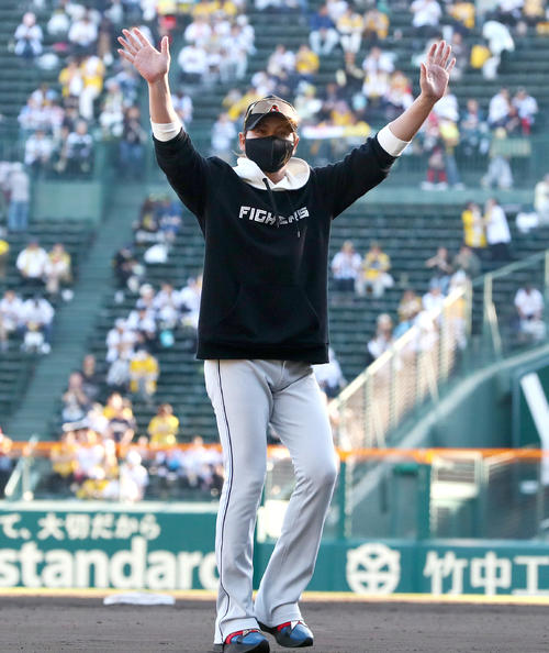 日本ハム】新庄監督が阪神ユニ姿！甲子園騒然 岡田監督とメンバー表