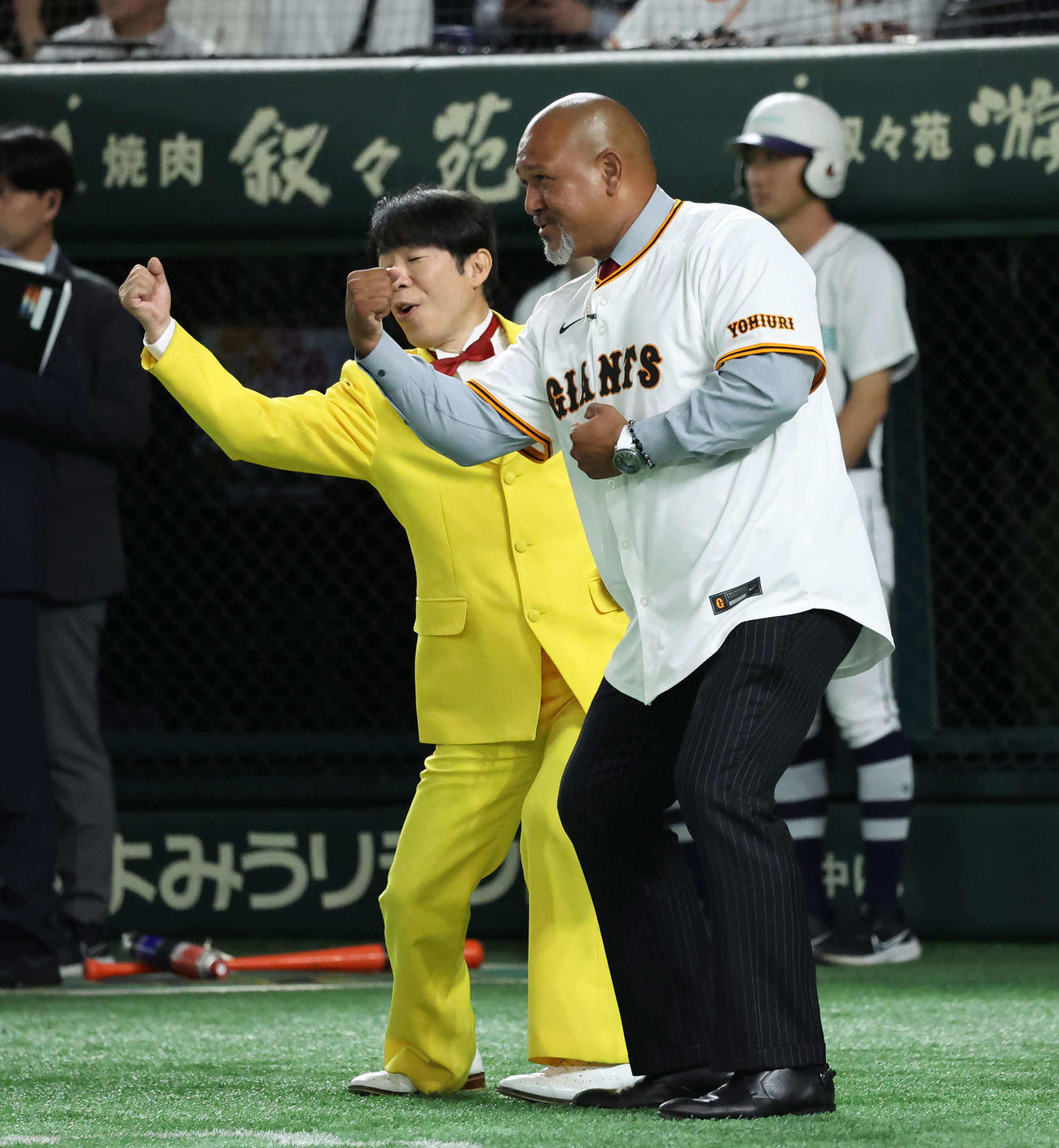 スライドショー】ラミレス氏がダンディ坂野と「ゲッツ！」巨人－ロッテ