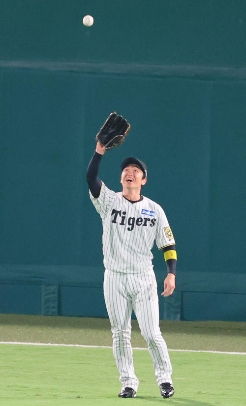 阪神】近本光司が優勝のウイニングボールキャッチ「分岐点になるかも