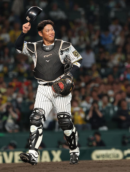 阪神】サプライズ！今季引退の原口文仁が最後は懐かしい捕手でプレー