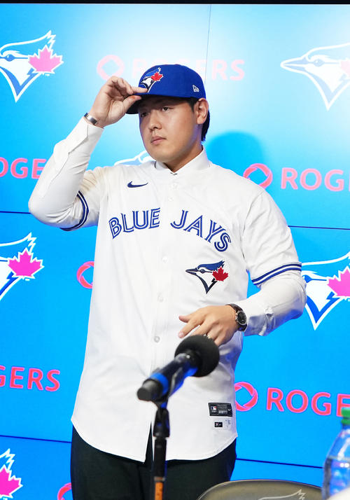ブルージェイズ岡本和真 入団会見 青のユニホーム「世界一似合ってる