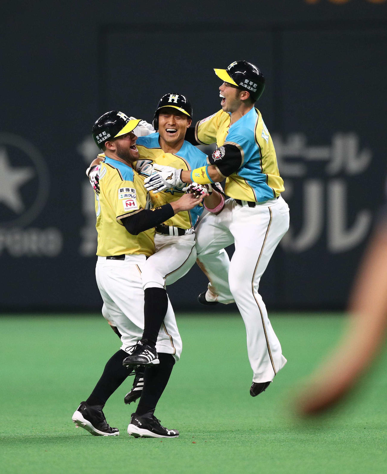 ハム勝利＝幸福運ぶ17年限定「ハッピーイエロー」 - プロ野球 : 日刊