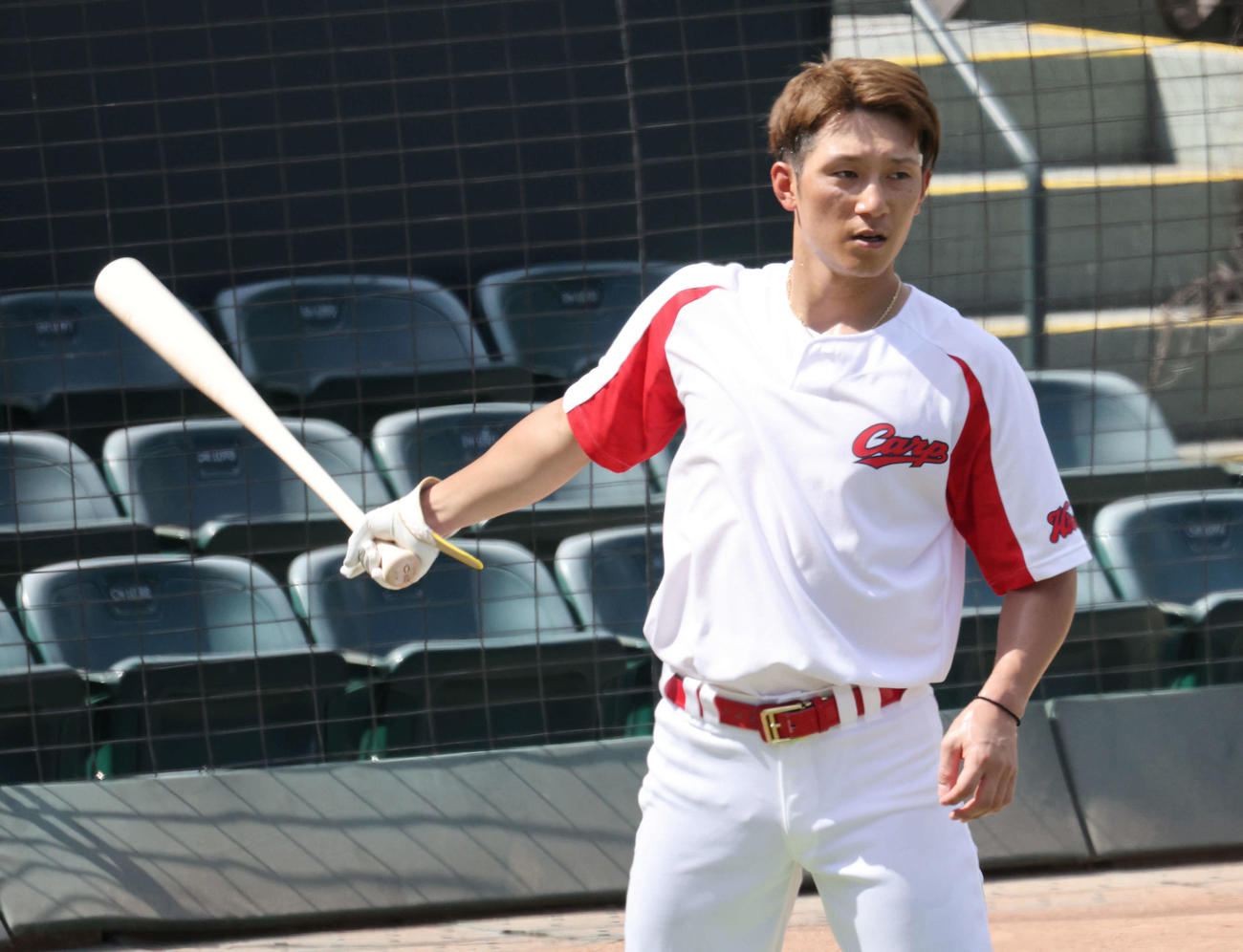 広島西川龍馬「ビタッとハマるバットを探している」新相棒選びで