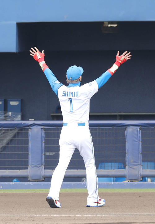 新庄剛志ビッグボスが背番号「1」お披露目 引き締まった体形で記念