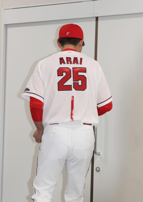 広島】新井貴浩新監督、新ユニホーム撮影会で背番号25をフライング発表