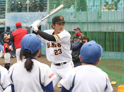 巨人】松田宣浩が背番号23初披露 “巨人1号”放ち熱男ポーズも「ワクワク