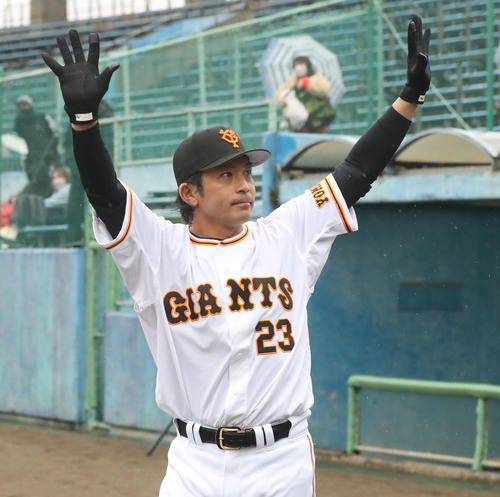 巨人】松田宣浩が背番号23初披露 “巨人1号”放ち熱男ポーズも「ワクワク