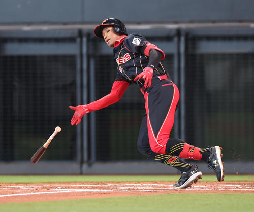 日本ハム】万波中正“斬新ユニ”初安打 真っ赤な大きい襟付き、胸部にV