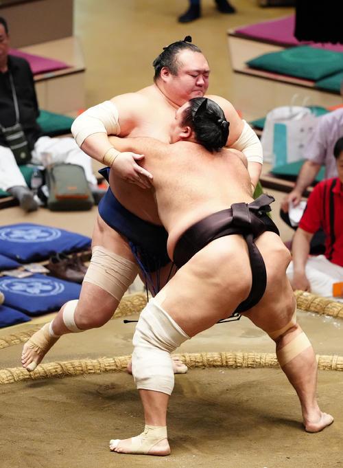 朝乃山が4連勝「土俵に上がれば関係ないので」近大出身の7歳上先輩