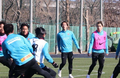 浦和】ユニ売り上げトップ5の新加入MF渡辺凌磨「小泉に勝てるように