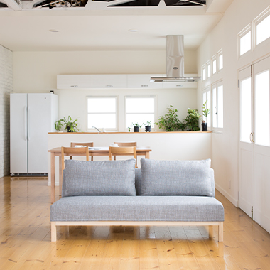 サイズ以上の開放感「Garden 2人掛けソファ」：サイズ・仕様｜日本を