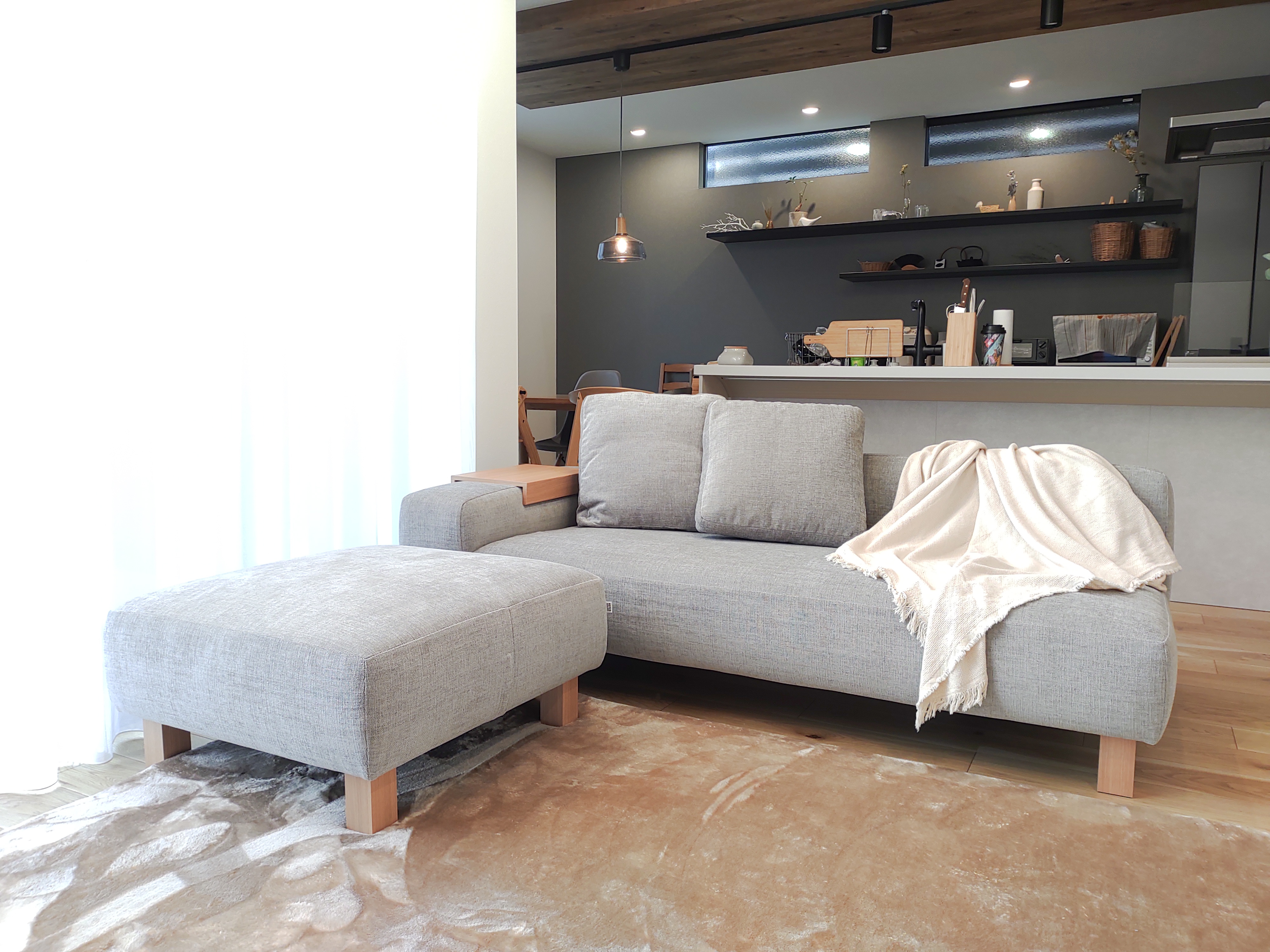 人気のグレー生地を使ったローソファを選ぶポイントと種類別おすすめ