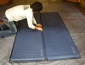 早春キャンプの快適シュラフ＆マット活用術｜ スノーピークのファミ