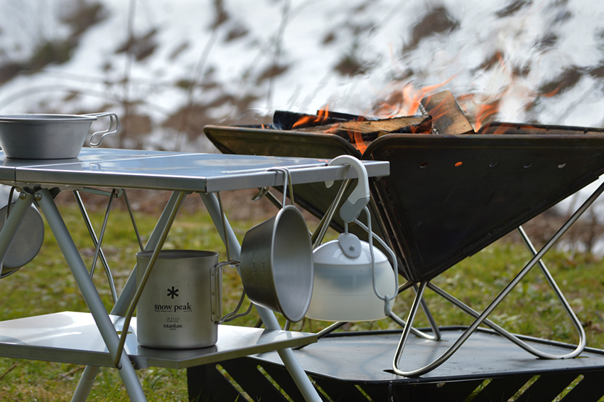 焚火の時間に欠かせない、タフなサイドテーブル。 ｜ THE SNOW PEAK WAY
