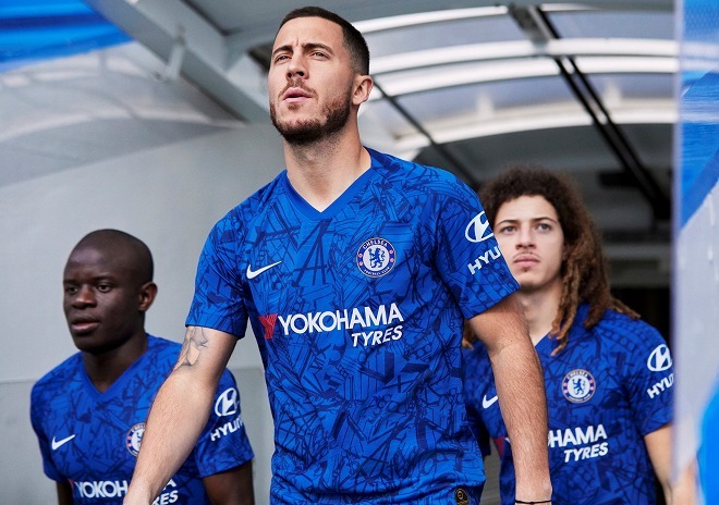 アザールがチェルシーの新ユニ発表に登場で一部ファンは残留を確信