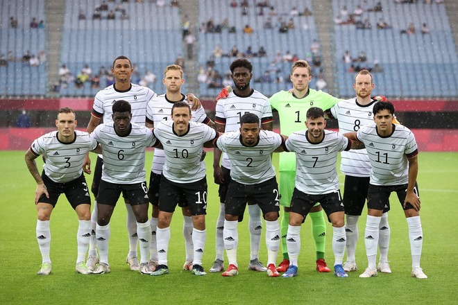 さよなら 日本」サッカー男子ドイツ代表の“集合写真風”イラストが話題