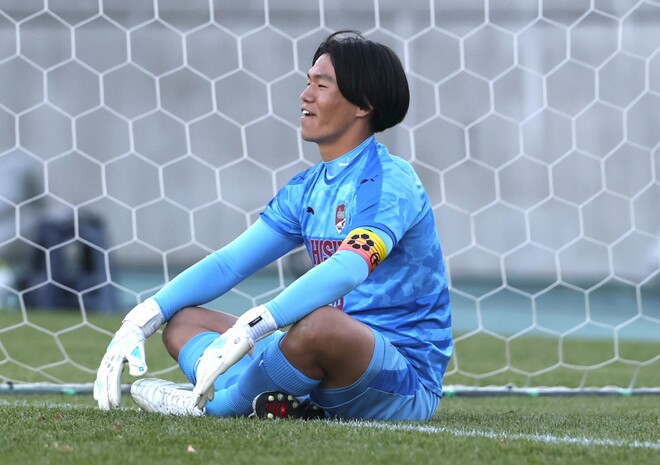 座ったりダンスしたり…スタジアムを沸かせた尚志GKが明かす舞台裏