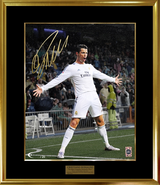 C・ロナウドの世界限定となる直筆サイン入りグッズを販売開始