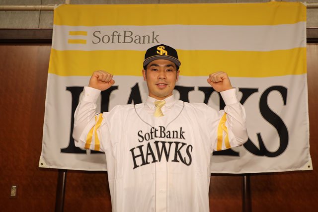 近藤選手が入団会見「もっと成長する環境で勝負したかった」 | 福岡