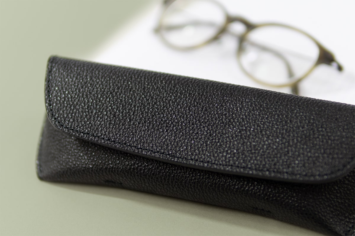 ソメスネットショップ / 【限定黒桟革】フロイント メガネケース FR-24