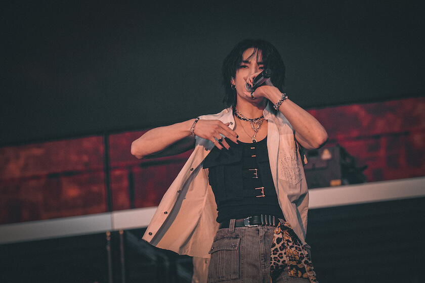 Stray Kidsのヒョンジンが「ヴェルサーチェ」特製衣装でミラノ