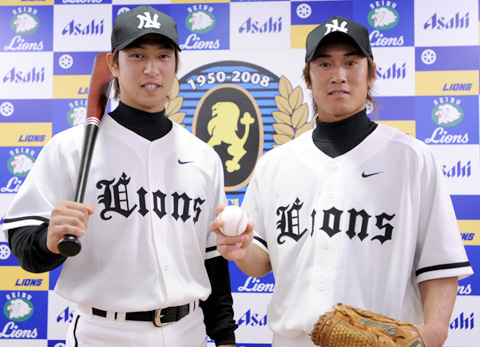 中島選手・片岡選手が「ライオンズ・クラシック」ユニフォームを披露
