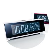 抜群の視認性と充実の機能交流式デジタル電波クロックの小振りサイズを