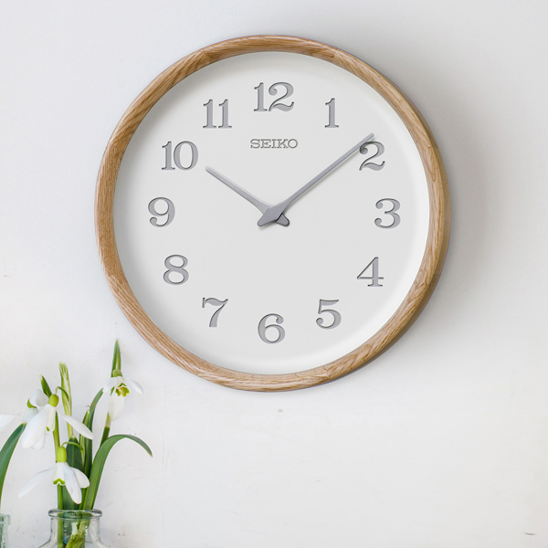 木の温もりを感じるこだわりのデザイン掛け時計です。