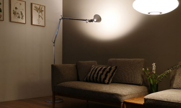 トロメオ フロアランプ / シルバーArtemide（アルテミデ） | 公式通販