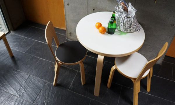 90Bテーブル φ75cm / ホワイトラミネートArtek（アルテック） | 公式