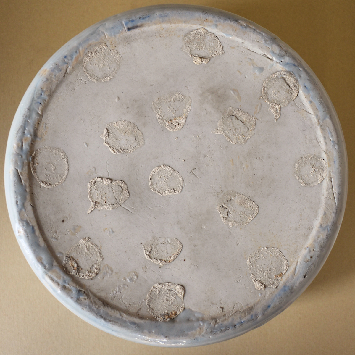 火鉢と炭道具の販売 骨董 斎明堂 / 浮き出し群鶴文様臼型火鉢