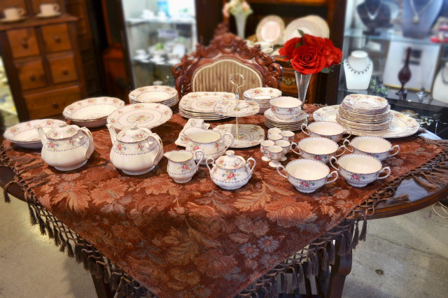 Antique Sam's Collectionロイヤルアルバートプチポワンディナーセット