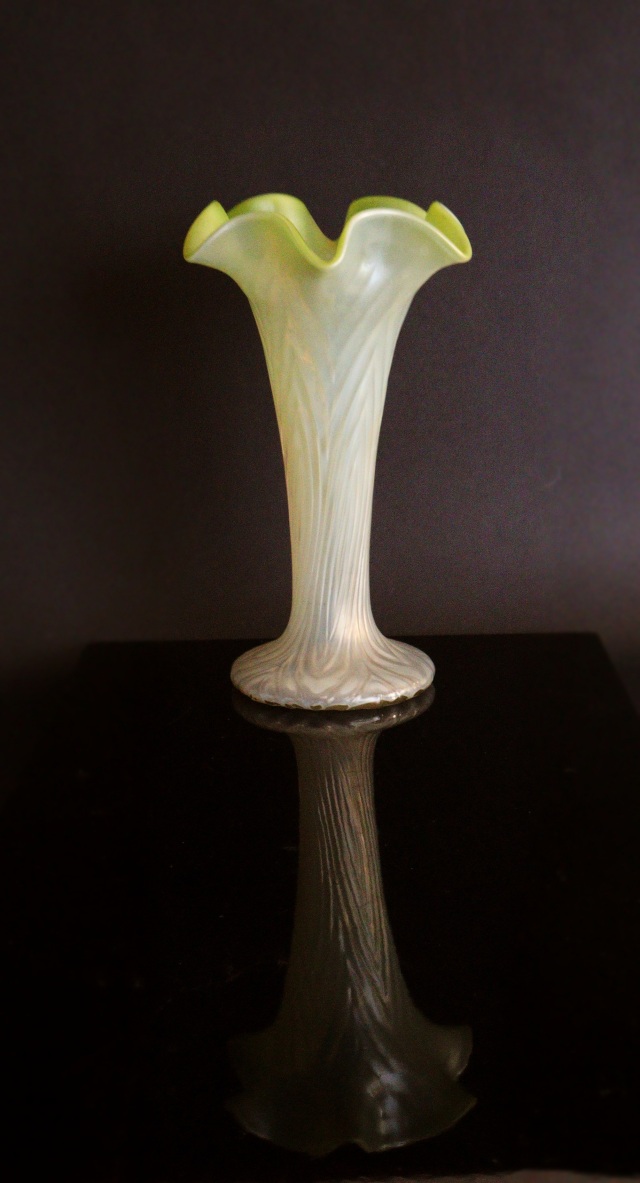 オパルセントガラスのフラワーベース アンティーク Antique Sam's