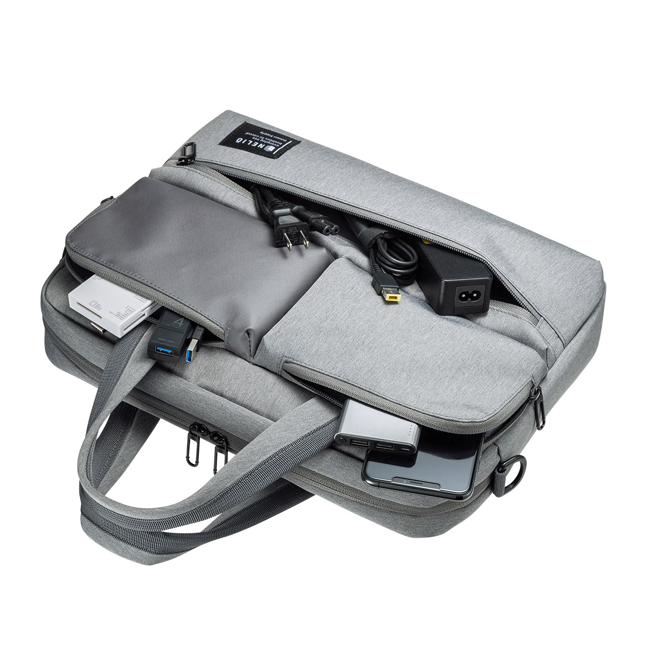 3つのフロントポケットで小物を分けて収納できるカジュアルタイプの