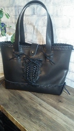 レザートートのご紹介 久保田スラッガーのグラブは、本格湯もみ型付け