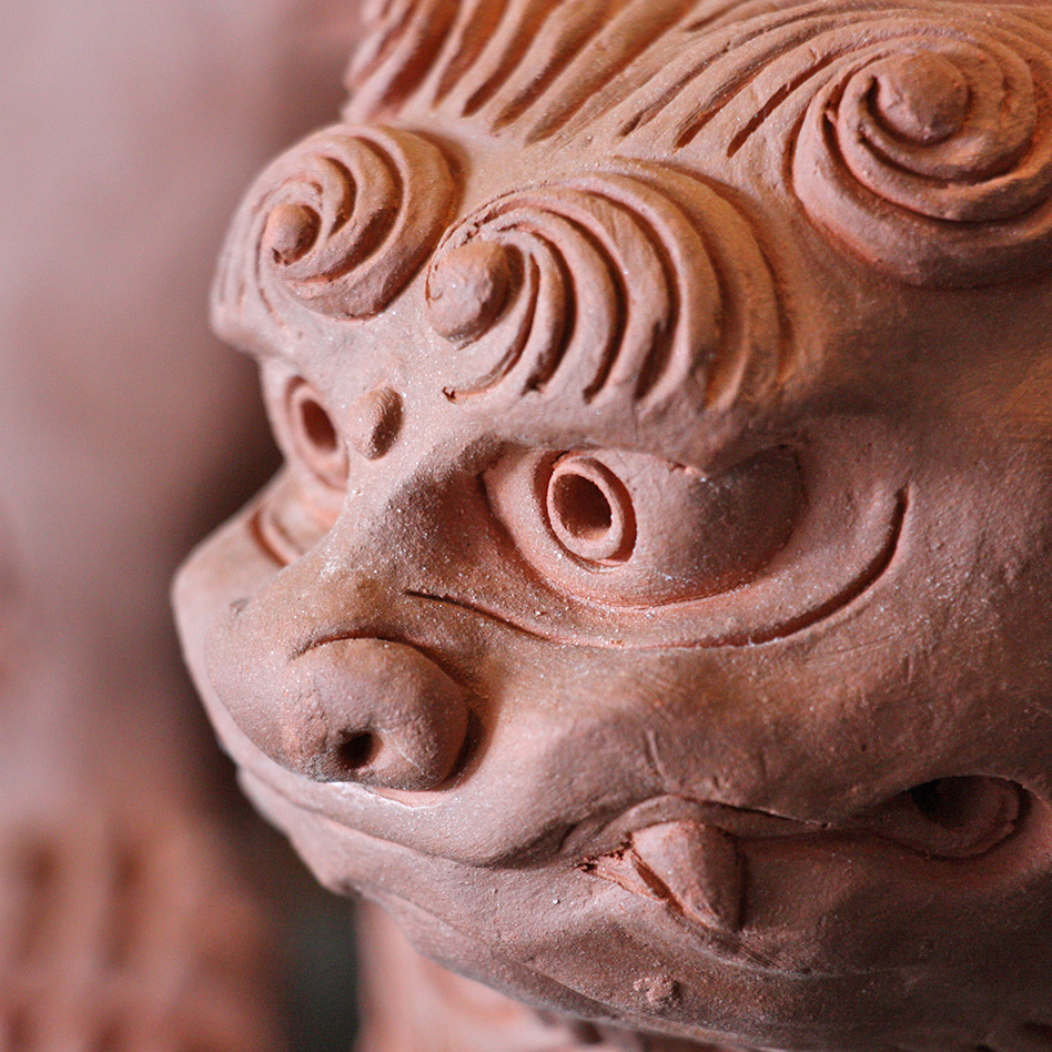 魔除け獅子「伏せシーサー」（中） 作 新垣信一