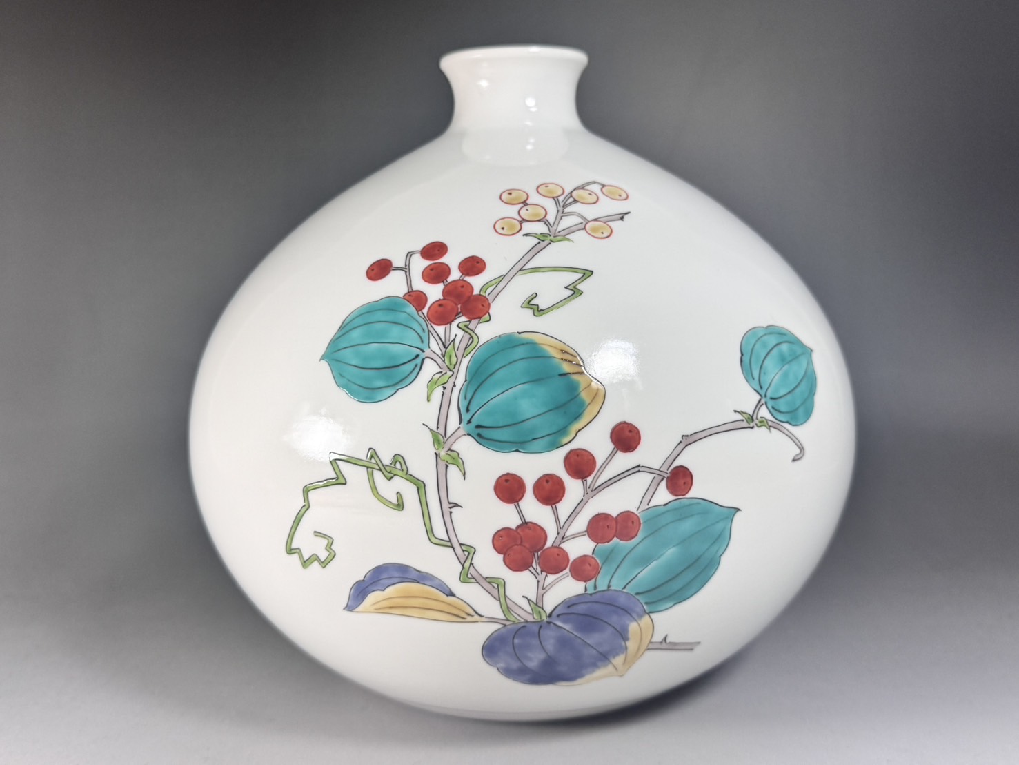 人間国宝 十四代 酒井田柿右衛門 濁手 菝葜文 瓶 有田焼 | 新栄堂