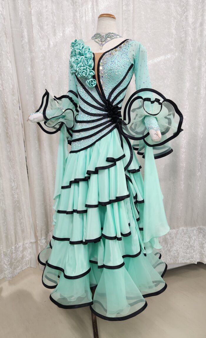 試着・レンタル・購入】ミントカラーのティアードスタンダードドレス