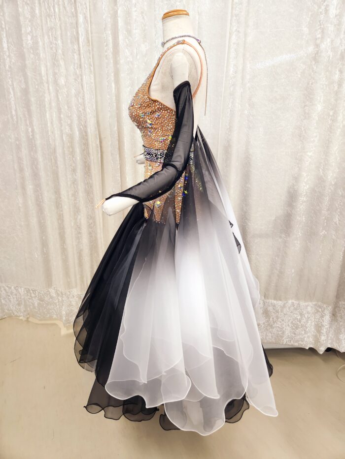 試着・レンタル・購入】個性的なモノトーンカラースタンダードドレス