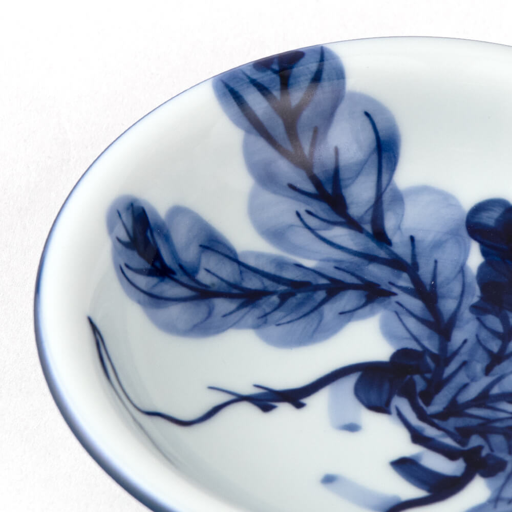 染付根菜図 (丸型) 小皿 ｜ 有田焼の源右衛門窯公式オンラインショップ