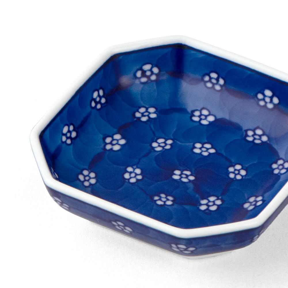 染付梅地紋 豆方皿 ｜ 有田焼の源右衛門窯公式オンラインショップ