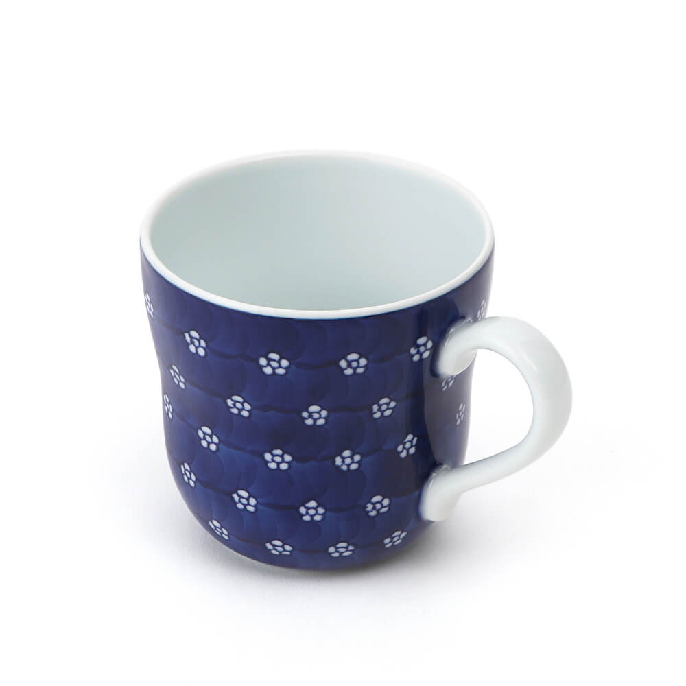 染付梅地紋 マグカップ ｜ 有田焼の源右衛門窯公式オンラインショップ