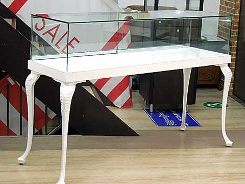 ヨーロッパ調猫脚ケース【ショーケース販売の徳山】