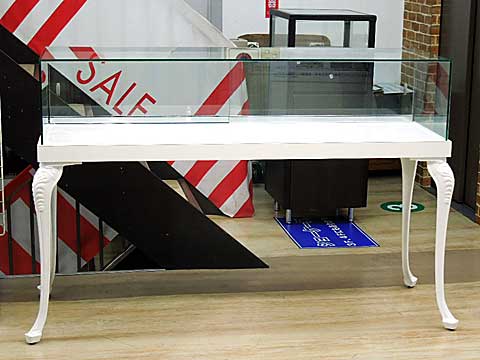 ヨーロッパ調猫脚ケース【ショーケース販売の徳山】