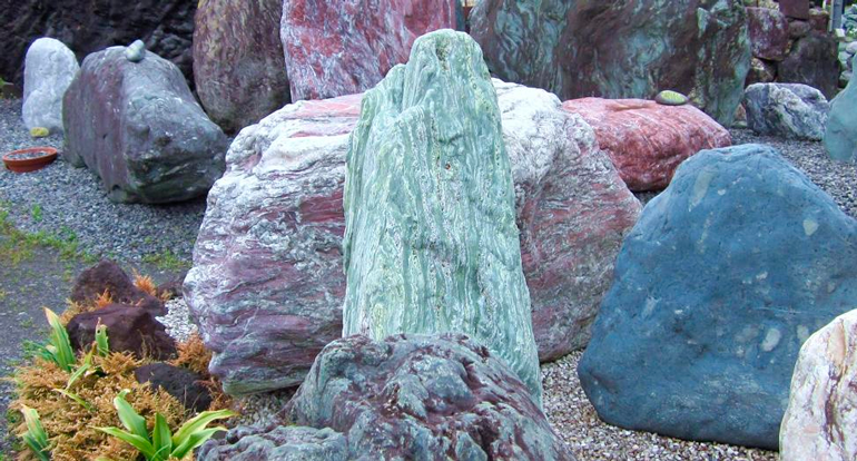 三波石をはじめ全国の天然石の正札・展示販売は、鬼石自然石センター