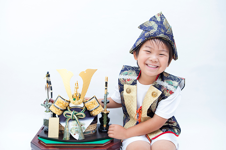 端午の節句に兜や鎧のお飾りを用意する理由は？五月人形の飾り方も紹介