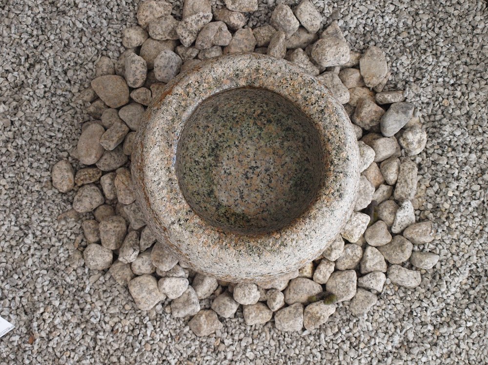 露の水鉢 万成石の製品案内愛知県岡崎市の石灯篭・水鉢蹲など石材製品