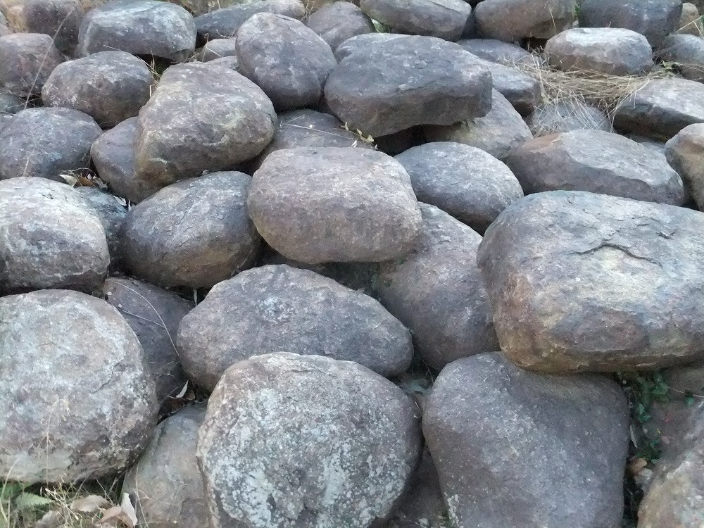 飛び石 本鞍馬石の製品案内愛知県岡崎市の石灯篭・水鉢蹲など石材製品